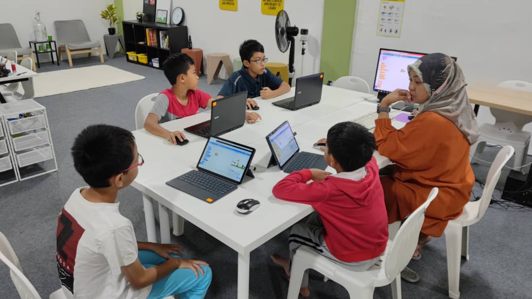 Guru Mechacode membimbing pelajar dalam kumpulan kecil