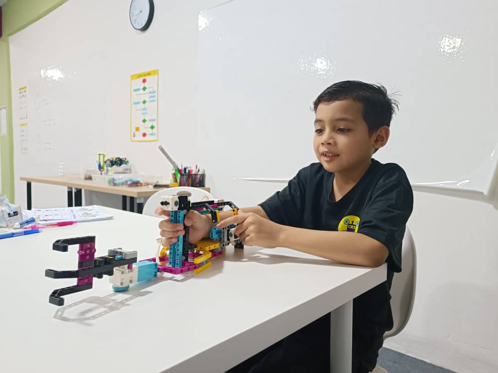 Pelajar menguji projek binaan LEGO Education